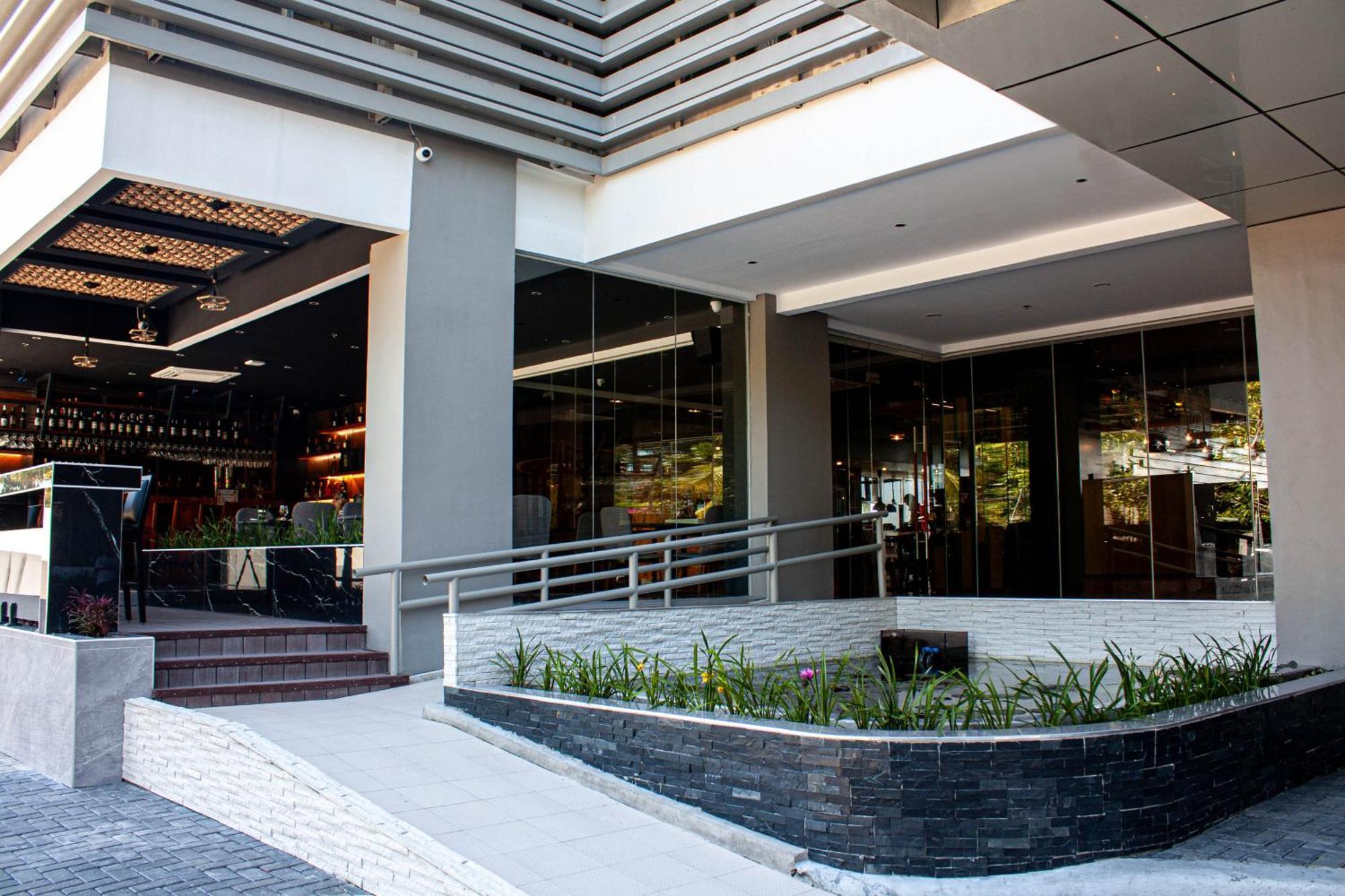 Hayat Sky Towers Hotel Cebu ภายนอก รูปภาพ
